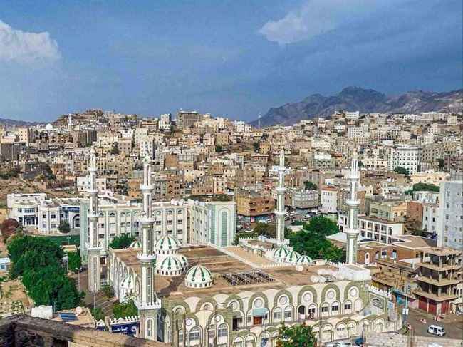 لم يكتفي بحصار المدينة.. الحوثي يقنص سائق يعمل في نقل الحجارة