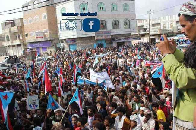 تظاهرة حاشدة تحرج الإخوان .. أبناء لودر يعلنون تأييدهم لعملية سهام الشرق والمجلس الانتقالي