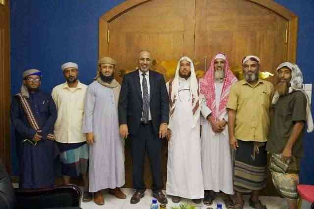 الزُبيدي يناقش سبل توحيد هيئة شرعية جنوبية