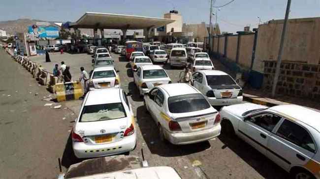 شاهد ماذا يوزع الحوثي للمواطنين في صنعاء قبل تعبئة البترول