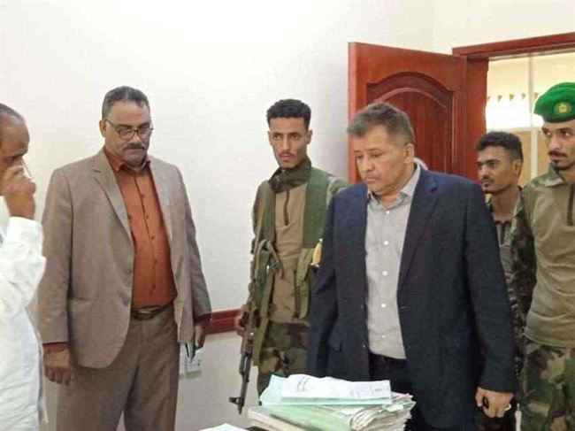 النائب العام يتفقد العمل في النيابة العامة بعدن