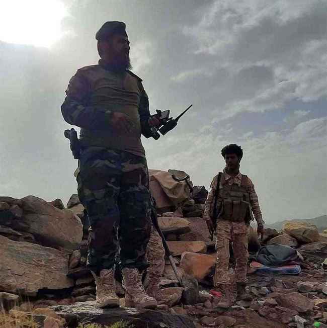 القاعدة تهاجم أبين والحوثي يستهدف قائد لواء بيافع.. وزير بالشرعية يكشف تخادم الجماعتين