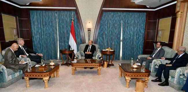 خلال استقباله المبعوث.. الرئيس يكشف عن سبب منع الحوثي لسفن الوقود الوصول إلى ميناء الحديدة