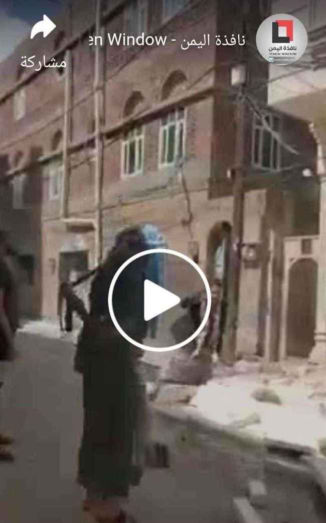بالفيديو.. مسلحو الحوثي يعتدون على مستثمر في صنعاء ويحطمون منزله قبل شتمه بألفاظ نابية