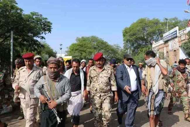 ضابط في محور تعز يقتحم بـ4 أطقم عسكرية مصانع الشيباني ويفجر قنابل ويطلق نار.. سلطة الإخوان