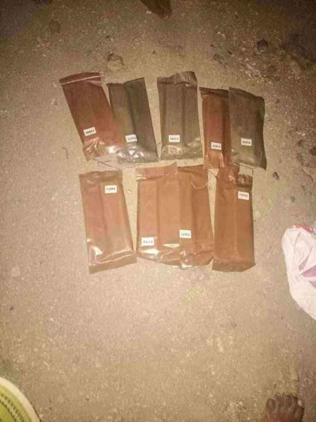 بالصور.. وضع عبوات ناسفة على طريق عام في شبوة والقوات تصل إليها بفريق متخصص