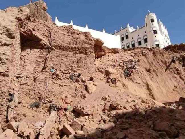 شاهد لحظة انهيار سور أقدم قصر طيني في العالم بحضرموت