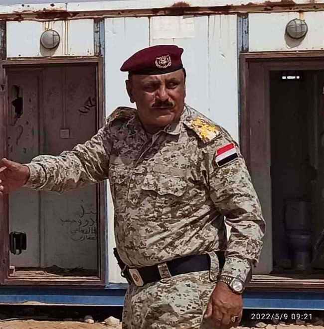 بعد قرار إيقافه بسبب مضايقات أشخاص .. قائد لواء عسكري يتدخل لإنقاذ مشروع خدمي لأهالي شبوة