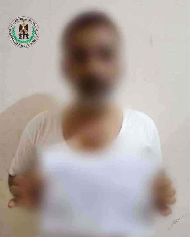 أجهزة الأمن تضبط شخص يروج حبوب مخدرة بالعاصمة.. صور