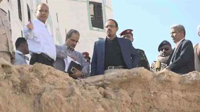 محافظ حضرموت يقف على انهيار سور قصر السلطان الكثيري في سيئون