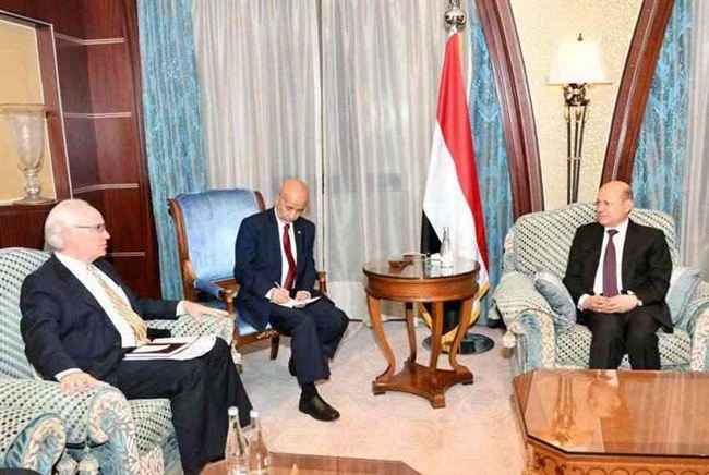 واشنطن ترسل سفيرها ومبعوثها إلى الرئيس العليمي لكشف نتائج تحركهم الأخير مع الحوثي حول الطريق والمرتب