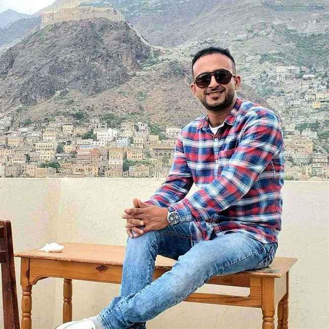 بعد فشل الإخوان بقتل محامي في تعز.. مسلحون يقتحمون منزل إعلامي مشهور