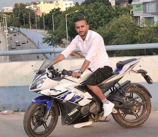 مسلحون في تعز يقتحمون منزل إعلامي مشهور.. شرعوا بقتله أمام أسرته.. توعدوا بطرده من منزله غداً صباحاً