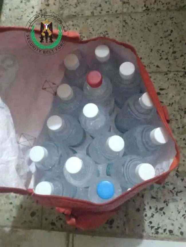 ضبط شخص بمدخل عدن بحوزته خمور محلية الصنع.. شاهد