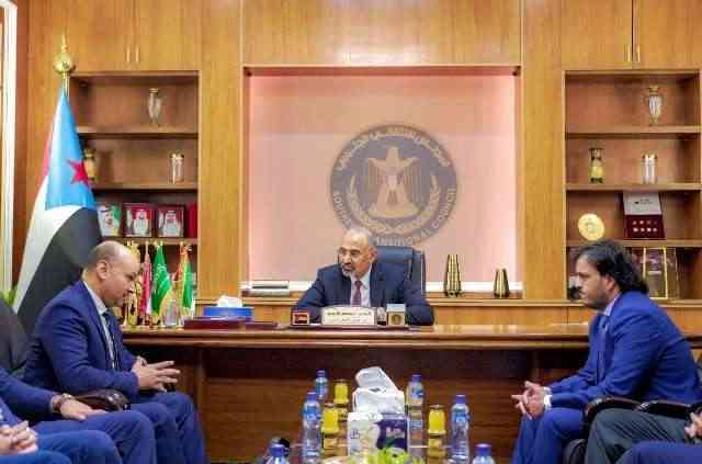 الزُبيدي يتحرك نحو ملف الكهرباء ويلتقي وفد مصري