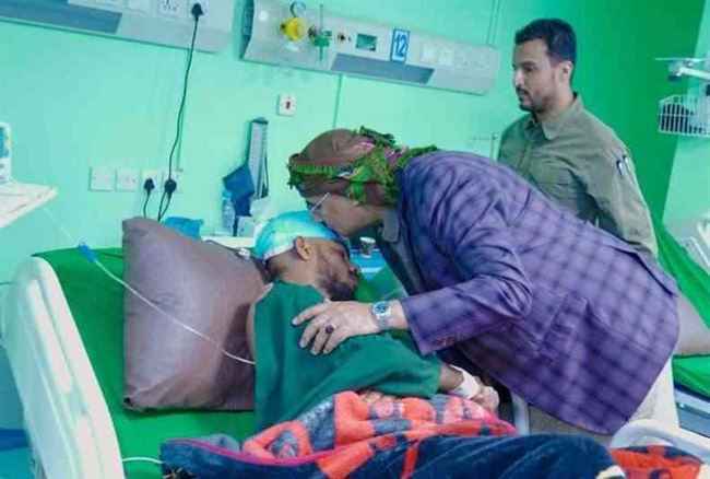 بالصور.. عضو مجلس القيادة الرئاسي يزور جرحى عملية سهام الشرق
