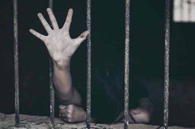 صور بشعة لاجساد أسرى قوات طارق.. تعذيب شنيع بسجن صنعاء قبل تصفيتهم على يد الحوثيين