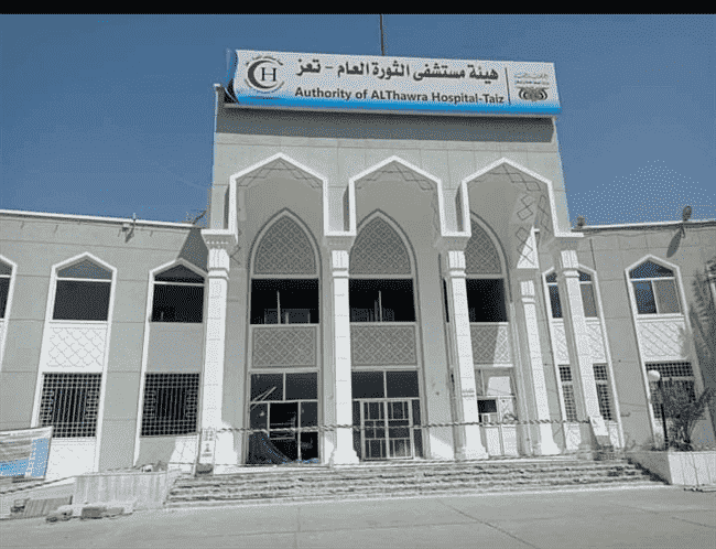 مسلحون ينهبون سيارة إسعاف تابعه المستشفى الثورة العام بتعز