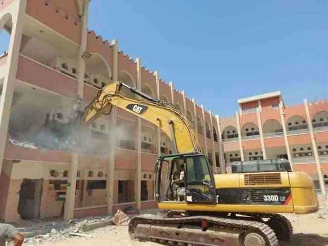 بنيت بدعم الشعب اليمني .. فلسطين تهدم مدرسة بلقيس اليمنية في غزة (صور)