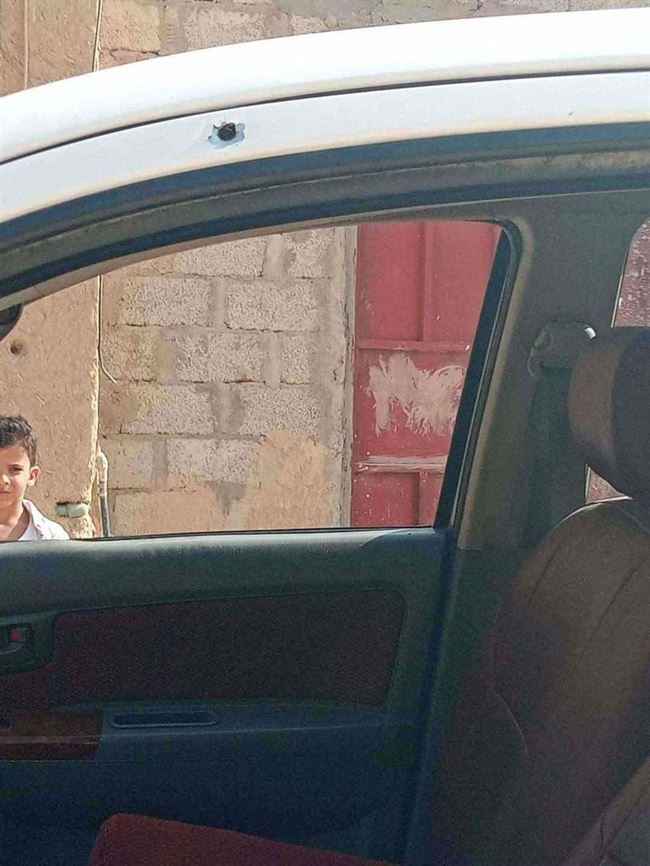 انتقد نهب وفساد سلطة الإخوان.. أرسلت مسلحين استهدفوا منزله وسيارته بالرصاص في سيئون (صورة)