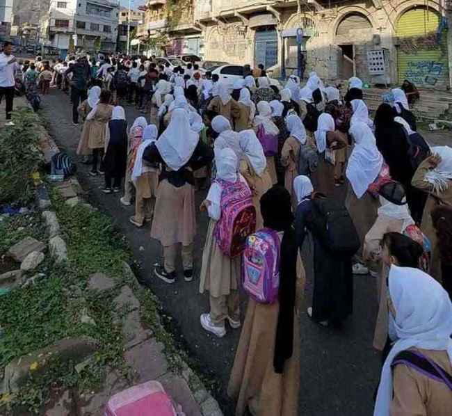 طرد طلاب مدرسة في تعز للشارع .. ومطالبات باقالة مدير التربية في صالة