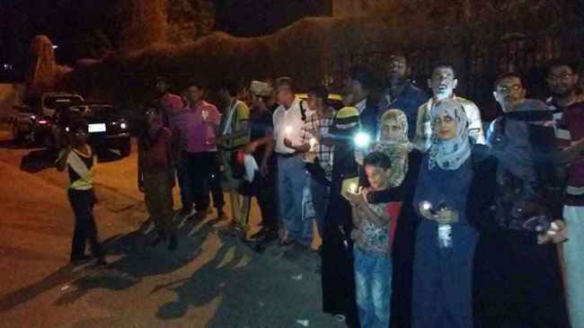 نوبات بكاء للاطفال والسكان يفترشون شوراع التواهي بعد انقطاع الكهرباء 7 ساعات