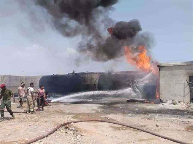 بصعوبة .. إخماد حريق هائل داخل مصنع في الشحر