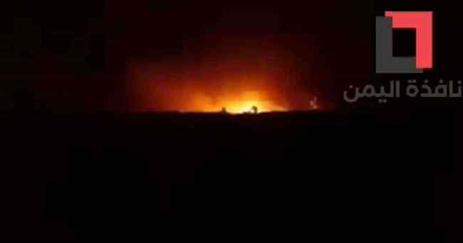 فيديو.. مشاهد حية توثق لحظة مشاركة الطيران بغارات جوية تدك مواقع القاعدة بوادي عومران