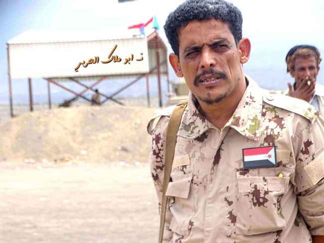 عاجل : القاعدة تفجر عبوة ناسفة لتأمين فرارها من وادي عومران وإصابة قائد لواء