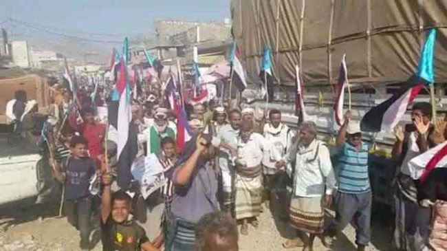 بالصور.. مسيرة جماهيرية حاشدة تجوب مودية بأبين