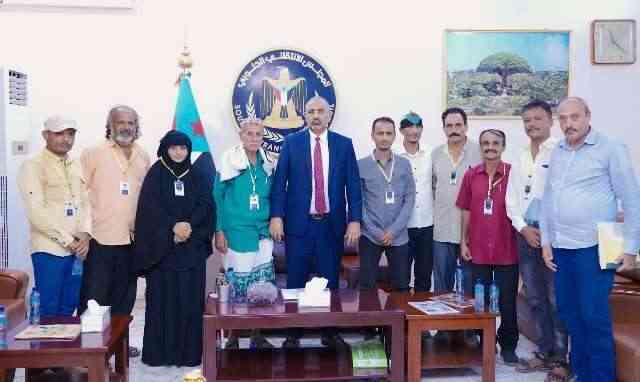 نقابة المعلمين في عدن تعلن رفع إضرابها .. والزبيدي يقدم لهم وعود بتلبية مطالبهم