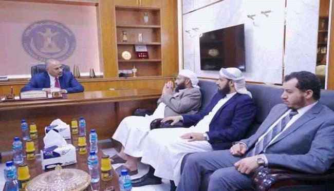 الزُبيدي يوجه بضبط الخطاب الديني في المساجد .. ويشدد تراخيص وكالات الحج والعمرة