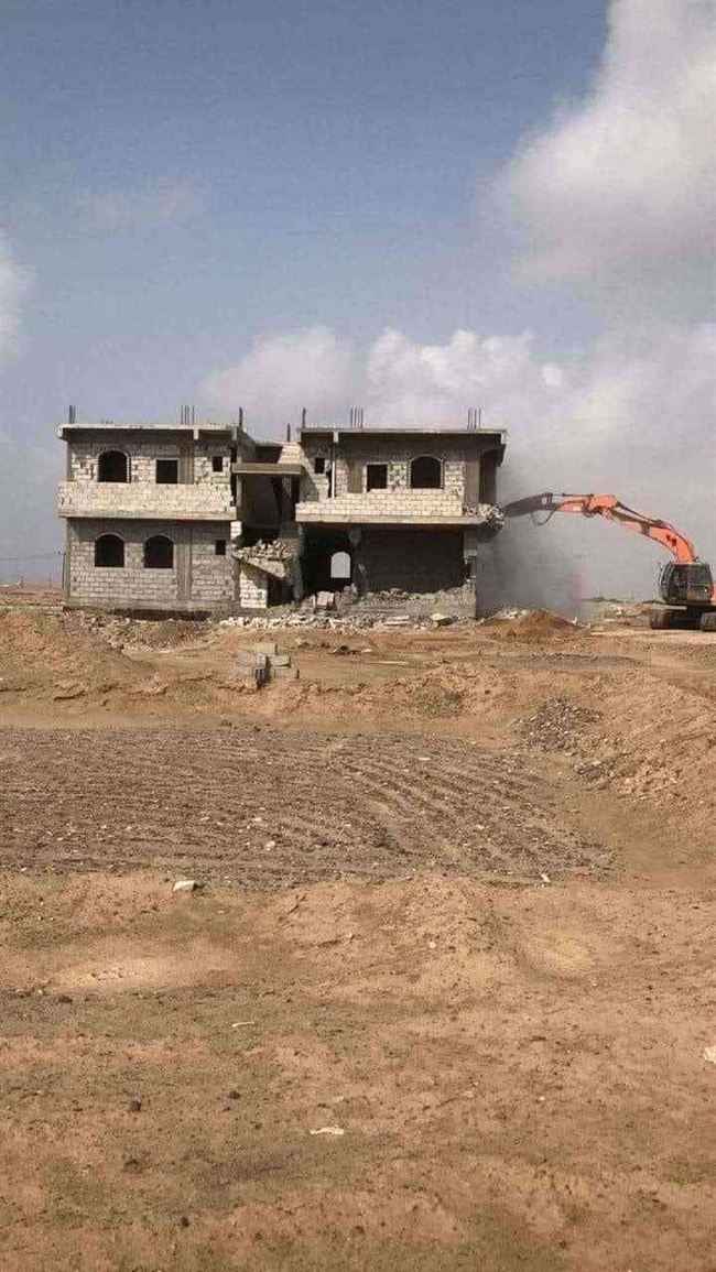 بالصور.. إزالة بناء عشوائي على طريق عام بعدن وآخر على البحر