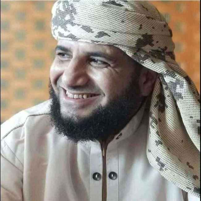 بعدة طعنات .. مقتل طبيب أسنان وسط تعز