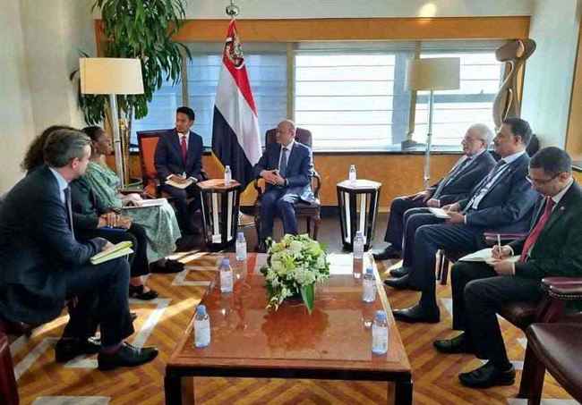 الرئيس العليمي يناقش الإصلاحات الاقتصادية والخدمية التي يقوم بها المجلس الرئاسي