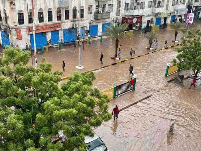 عدن تشهد أمطار غزيرة .. والمياه تتجمع في الشوارع الرئيسية وتفضح فساد مشاريع الطرق