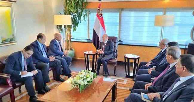 العليمي يلتقي الأمين العام لجامعة الدول العربية والأخير يؤكد دعمه الكامل لليمن