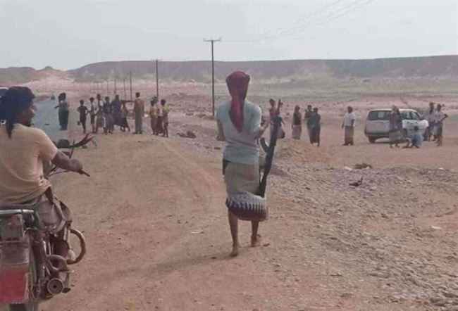 عاجل : مسلحون يقطعون طريق دولي في حضرموت للمطالبة بالمياه والكهرباء