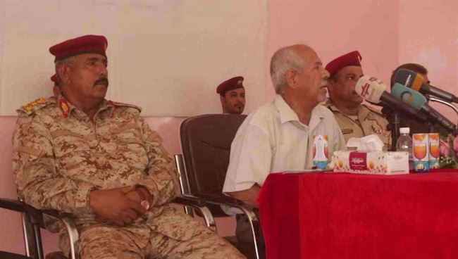 قائد المنطقة العسكرية الثانية في المكلا يطالب عقال الحارات بأمر هام