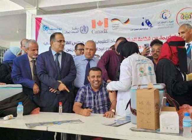 بدأت بقيادة وزير الصحة .. تدشين حملة التحصين ضد كورونا في عدن