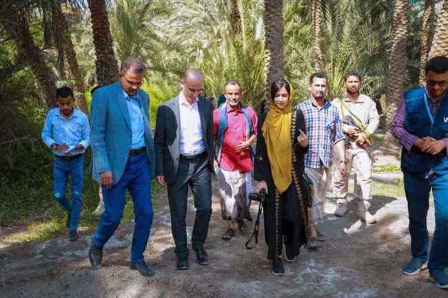 وصل إلى قرب ميناء تصدير الغاز بشبوة .. السفير الفرنسي يصل المكلا ويرقص حضرمي