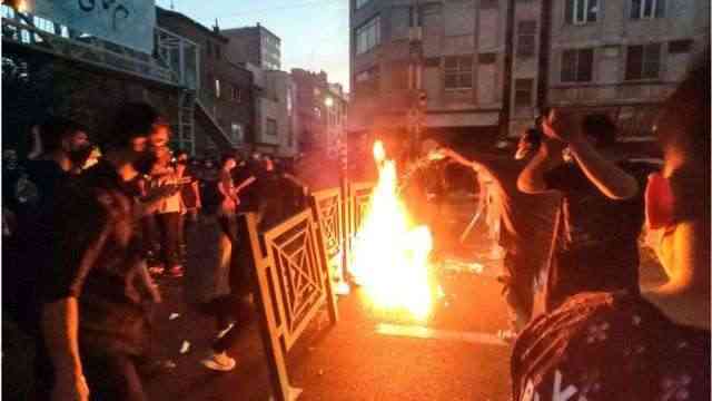 تجدد الاحتجاجات في طهران.. ومقتل ناشطة برصاص قوات الأمن