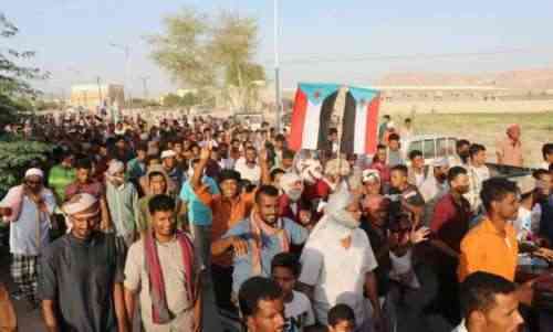 حشود ضخمة في قطن حضرموت تطالب بإخراج عناصر الإخوان من الأولى