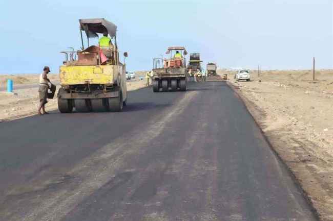 بعد حوادث كثيرة راح ضحيتها العشرات .. الإعلان عن بدء سفلتة طريق دولي هام بين عدن وأبين