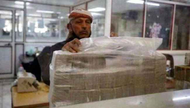 خطة تدميرية .. الحوثي يصدر تشريع يهدد  بالإفلاس وإغلاق البنوك