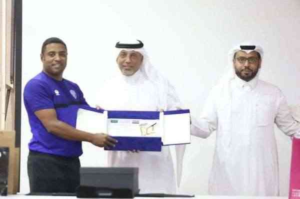 نادي سعودي يقيم حفل وداع وتكريم لمدرب يمني.. بعد نجاحه تسلم الفريق الأول