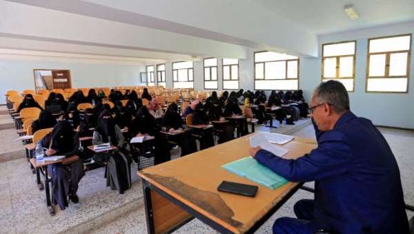 بعد وصفهم بالمجانين والحمقى.. نادي المعلمين في صنعاء يعلن بدء مرحلة جديدة رداً على تهديدات الحوثي