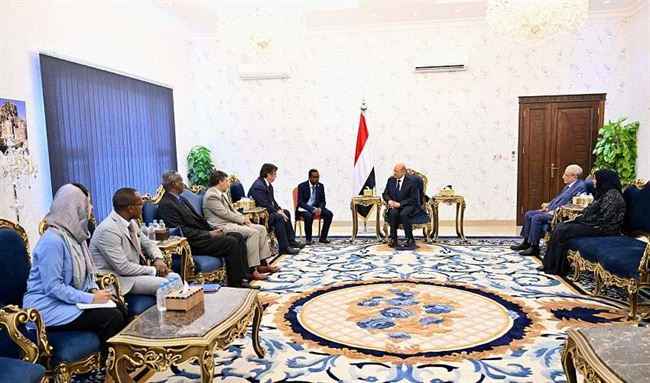العليمي يستقبل مسؤول دولي كبير في عدن
