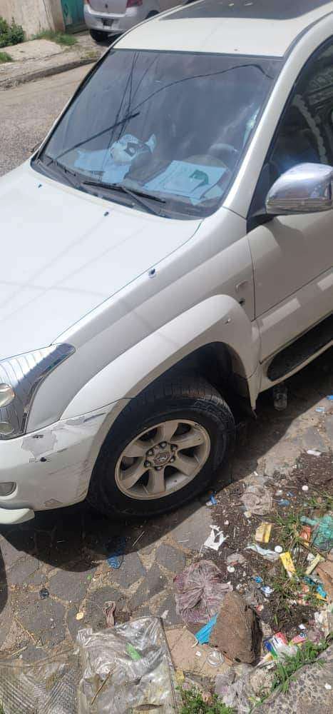 صور.. هجوم عنيف بالرصاص يستهدف منزل مسؤول أمني بارز مع الحوثيين