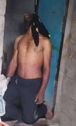 صور.. شاب ينتحر بالحمام بعد عجزه شراء نصف كيس دقيق لأطفاله الـ4 في مناطق الحوثي